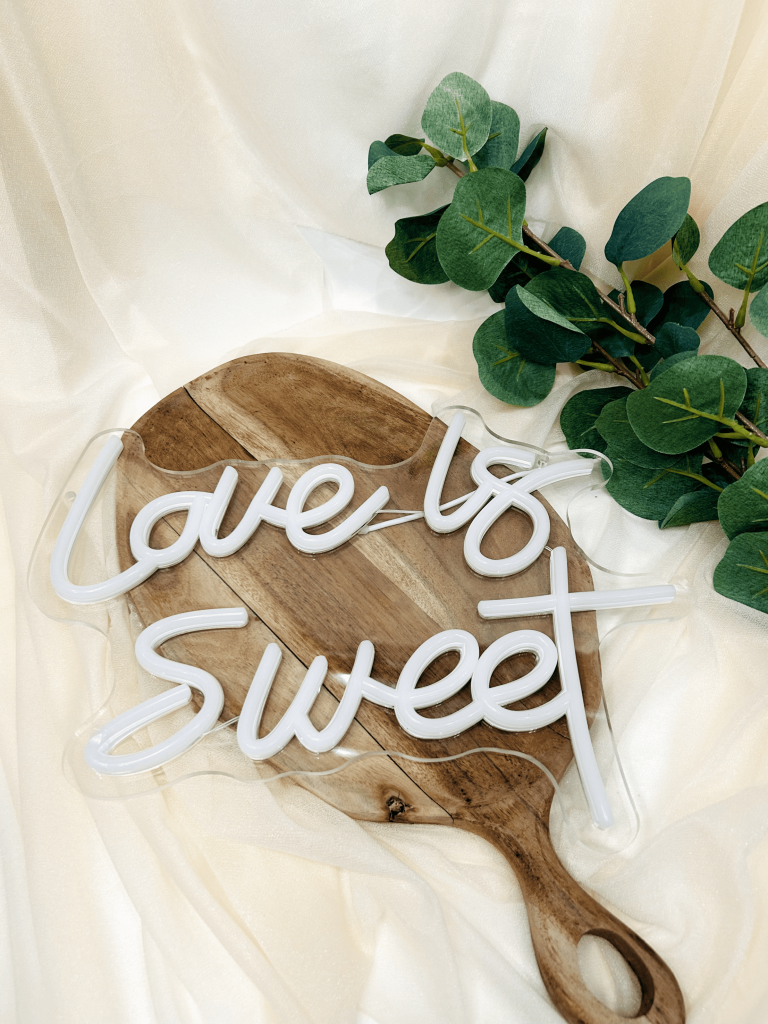 Leuchtschild Love is Sweet