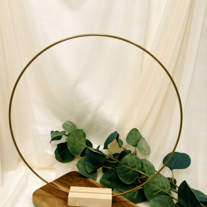 Metallring mit Holzfuß