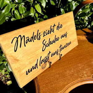 Mädels zieht die Schuhe aus Schild