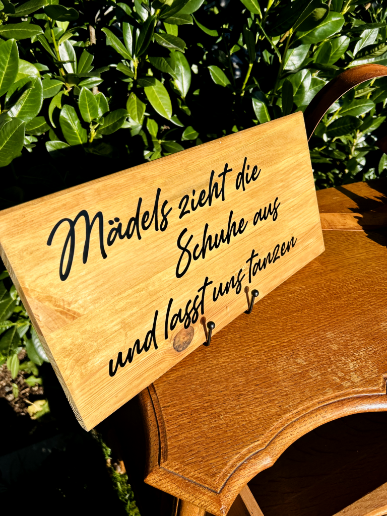 Mädels zieht die Schuhe aus Schild